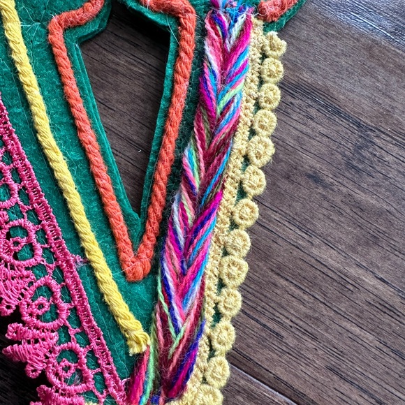 ⛄️ 50% off⛄️ Only 2 left!!! Felt Letter V Ornament /Present Topper - Picture 3 of 4